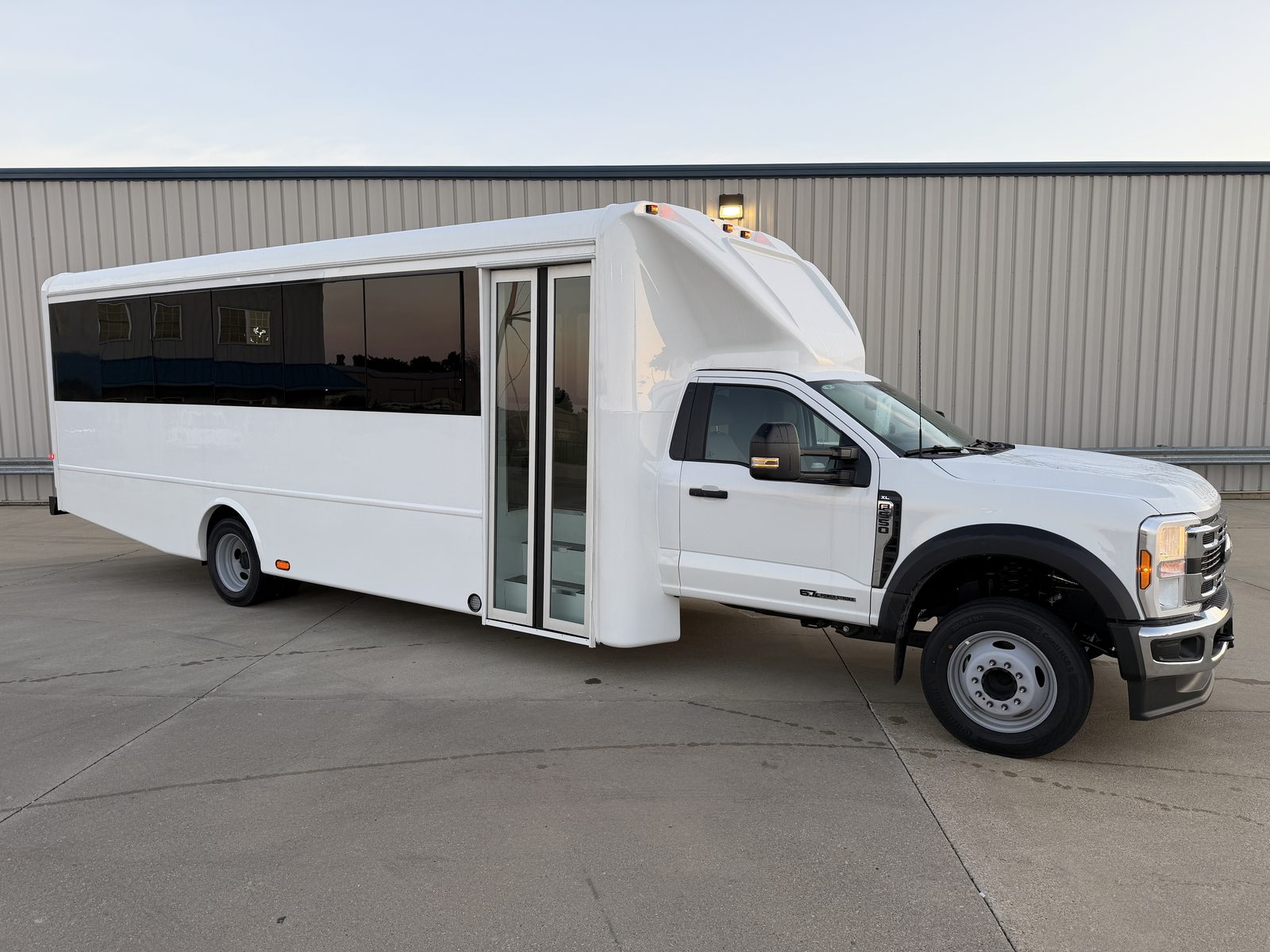 KAVLYR shuttle bus, front three-quarter passenger side