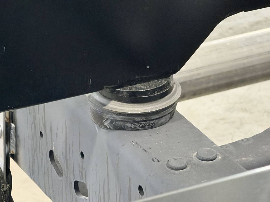 Body-to-frame puck mount